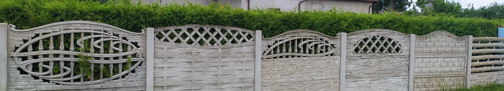 zdobione ogrodzenie betonowe