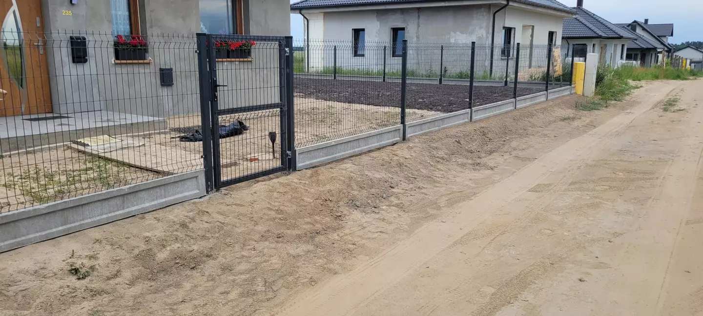 Mocowanie paneli ogrodzeniowych do słupków betonowych - DRAGON Ogrodzenia